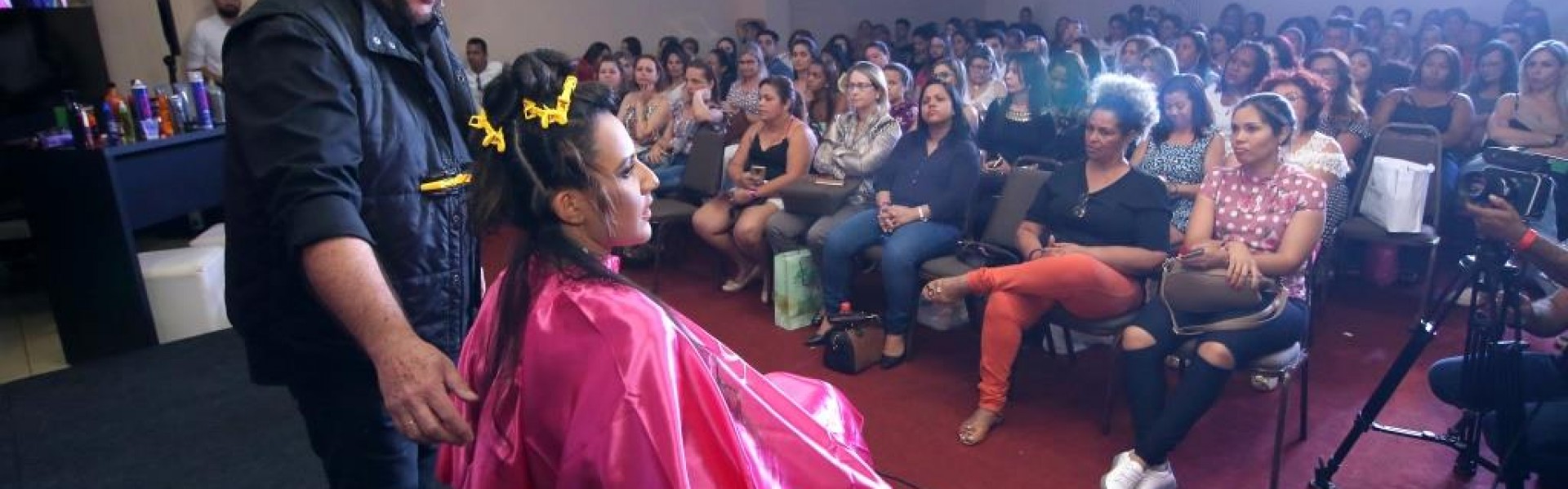 Profissionais lotam workshop em visagismo para cabelos cacheados e penteados de noivas